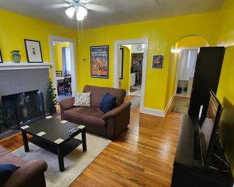 Charming Mt Dora 2 Bedroom Home - 1 mile from Historic Downtown! - Mount Dora - Obývací pokoj