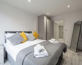Mustafa House By E2M Stays - 1 & 2 Bedroom Stunning Apt in Central Town - Camberley - Bedroom
