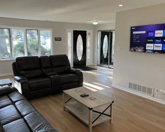 Schaumburg Pool House - Schaumburg - Living room