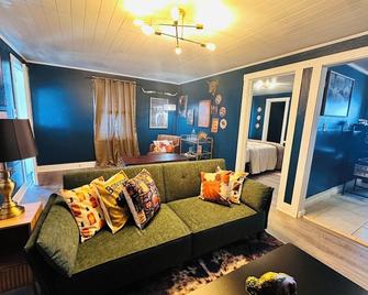 Buffalo & Bourbon-1 Bed1 Bath Private Condo - Russell - Obývací pokoj