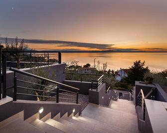 Villa Leona a luxury villa near Makarska, heated pool - Zivogosce - Balcón