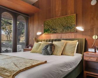 House in the Clouds : As seen on Netflix - Modesto - Bedroom