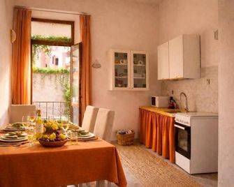 Whole Holiday Home Apartment Fantastic Civitavecchia Da Pamino & Priscilla Con Due Camere Letto! - Civitavecchia - Dining room