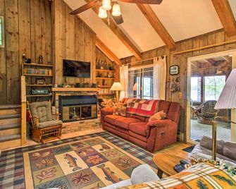 Lakefront Cumberland Cabin with Dock and Fire Pit! - Cumberland - Living room