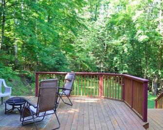 Welcome to the Eagle's Nest! Ski & Mountain Bike Paradise Perched in the Trees - Eagle Lake - Balcony