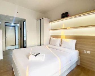 Minimalist and Homey Studio The Alton Apartment By Travelio - Semarang - Bedroom
