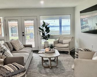 Lakehouse on Eagle Mountain - Family Fun or Pickleball Getaway! NEW full Remodel - Azle - Living room