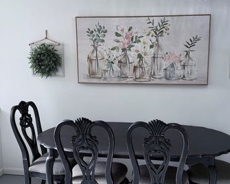 Welcoming 3-bedroom house with AC in Vicksburg, outside cameras, washer & dryer. - Vicksburg - Dining room
