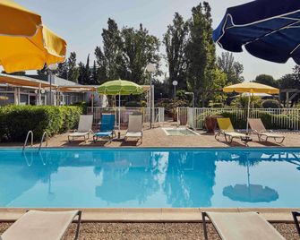 ibis Styles Marseille Provence Aéroport - Vitrolles - Piscina