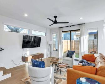 Chic Austin Getaway Brand New w/ Rooftop Patio! - Austin - Sala de estar