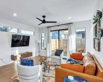 Chic Austin Getaway Brand New w/ Rooftop Patio! - Austin - Living room