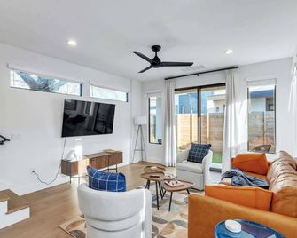 Chic Austin Getaway Brand New w/ Rooftop Patio! - אוסטין - סלון