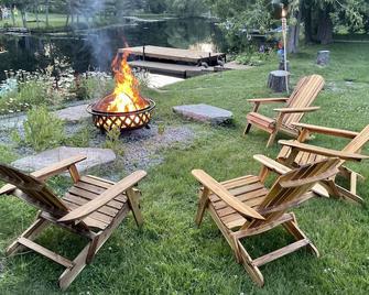 Enchanting three bedroom river front cottage - Bobcaygeon - Patio