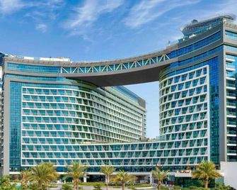 Hospitality Expert 7 Palm Studio - Beach Pool Bar - Dubai - Building