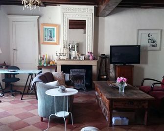 16th Century Farmhouse In rural france surrounded by bordeaux vineyards - Margueron - Sala de estar