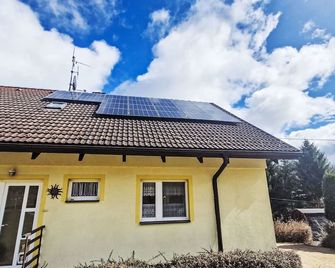 Cosy apartment for 4 people with WIFI, TV, patio and pets allowed - Dvůr Králové nad Labem - Building