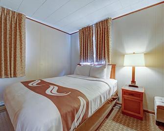One queen Bed at Four Seasons Lodge in South Fork - South Fork - Habitación
