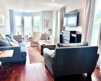 Point Oasis. Cozy Retreat. Walk to Keller Beach Park - Richmond - Living room