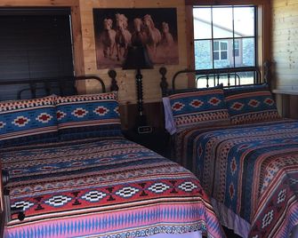 Croch Creek Ranch Cruise 1 - Hamilton - Bedroom