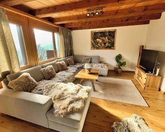 Cozy chalet in the Swiss Alps with Heidi bed. Pet friendly! - Amden - Вітальня