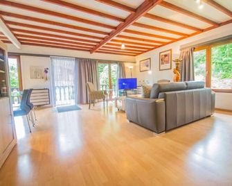 Unique Holiday Home Cha'laise In The Woods Near Rendeux - Rendeux - Obývací pokoj