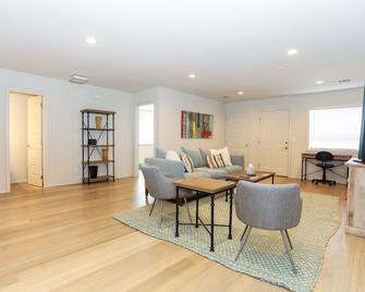 Steps to Downtown Bentonville - Bentonville - Living room