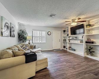 Canal Front Home on the Harris Chain of Lakes! - Leesburg - Soggiorno
