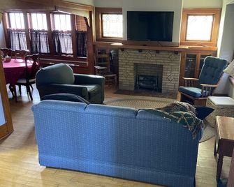 Quiet townhouse close to everything. - Mequon - Wohnzimmer