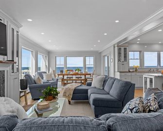 Waterfront Estate w/360 views, Hot Tub, Sleeps 12! - Scituate - Living room