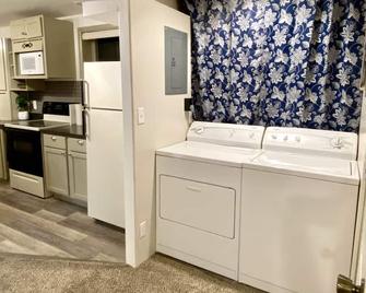 Cozy Studio minutes from Flathead Lake - Bigfork - Kitchen