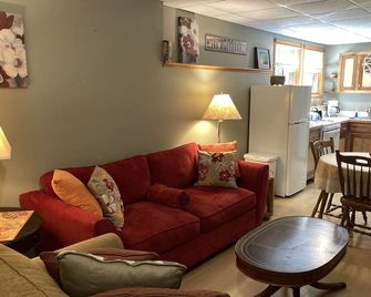 Cozy 2 bedrm apart with full kitchen surrounded by woods 25 mins from Milwaukee - Waterford - Sala de estar