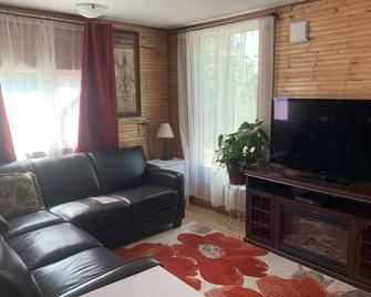 Northern Flare cabin with mountain view 5 min from Nordic Eclipse - Whitehorse