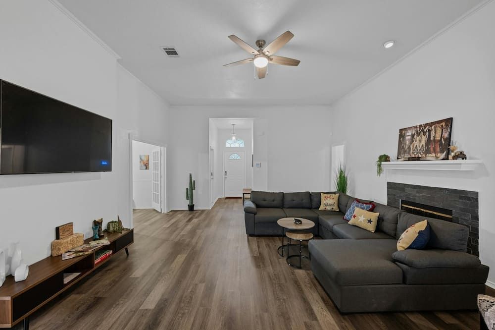 Spacious Southern Hideaway in city. Minutes from downtown & airport. Sleeps 11 - אוסטין - סלון