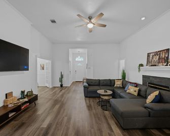 Spacious Southern Hideaway in city. Minutes from downtown & airport. Sleeps 11 - Austin - Living room