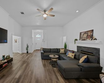 Spacious Southern Hideaway in city. Minutes from downtown & airport. Sleeps 11 - Austin - Salon
