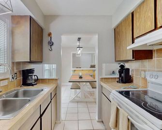 Rockport Racquet & Yacht Club - Coastline Condo - Rockport - Kitchen