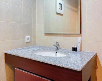 Modern and Spacious Studio Marina Ancol Apartment By Travelio - Jakarta - Badrum