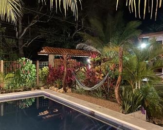 Lodge located in a jungle setting - room 4 (family room) - Marbella - Piscina