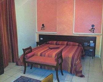 George Hotel - Barcellona Pozzo di Gotto - Schlafzimmer