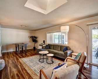 New Peaceful Modern Retreat W/ Bbq Pool Foosball ️ - Redding - Living room