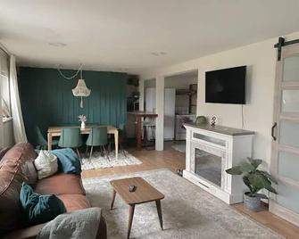 Large, walkable, one bedroom, ground floor apartment - Petersburg - Living room