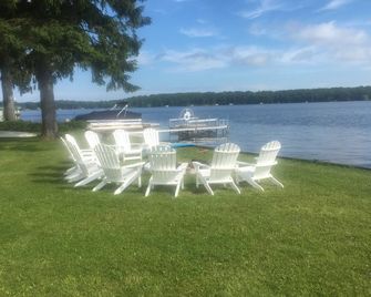 The Bunkalow Lakefront Compound w Lifts for your Speed Boat & Tritoon - Ludington - Patio