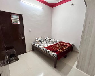 Aniruddha Home Stay - Ujjain - Bedroom