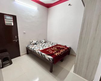 Aniruddha Home Stay - Ujjain - Yatak Odası