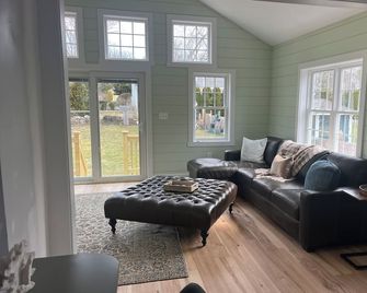 Charming, spacious house in the Heart of Padanaram Village! - Dartmouth - Living room