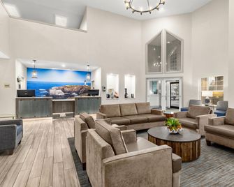 La Quinta Inn & Suites by Wyndham Newport - ניופורט - טרקלין