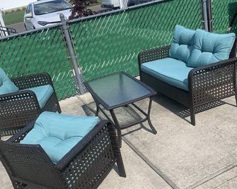 Two Br - Convenient Oasis - Deer Park - Patio