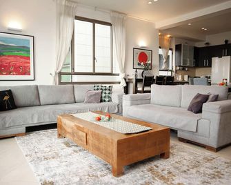 Sea View Apartment Prime Location On Gordon Beach - Tel Aviv - Living room