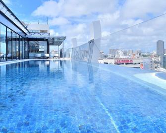 Hotel Aqua Citta Naha - Naha - Pool