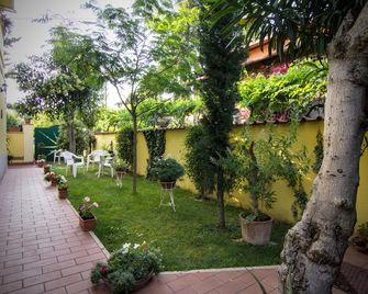 B&B Degli Amici - Ciampino - Патіо